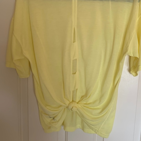 Calvin Klein bright yellow lightweight workout top XL (knotted in back) - Picture 4 of 4